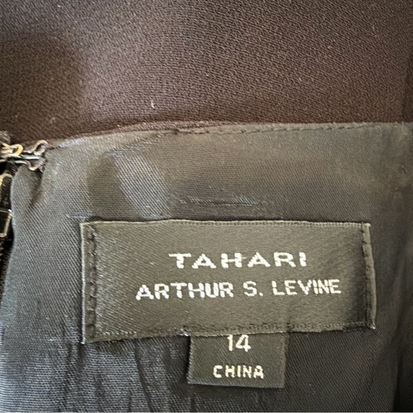 Elegant Black Sleeveless Dress by Tahari - Picture 10 of 11